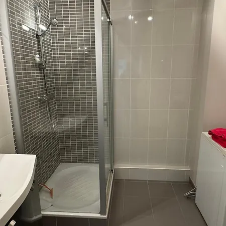 Moderne Près De La Et Du Centre - 2 Chambres, Balcon, Parking, Animaux Acceptés - Fr-1-487-363