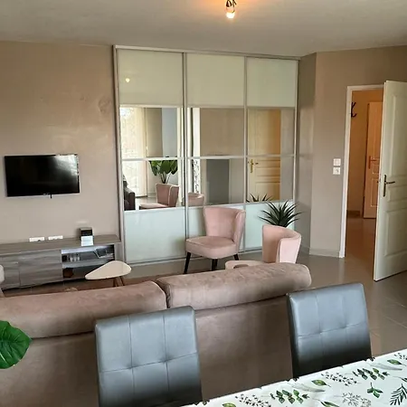 Moderne Pres De La Et Du Centre - 2 Chambres, Balcon, Parking, Animaux Acceptes - Fr-1-487-363 *